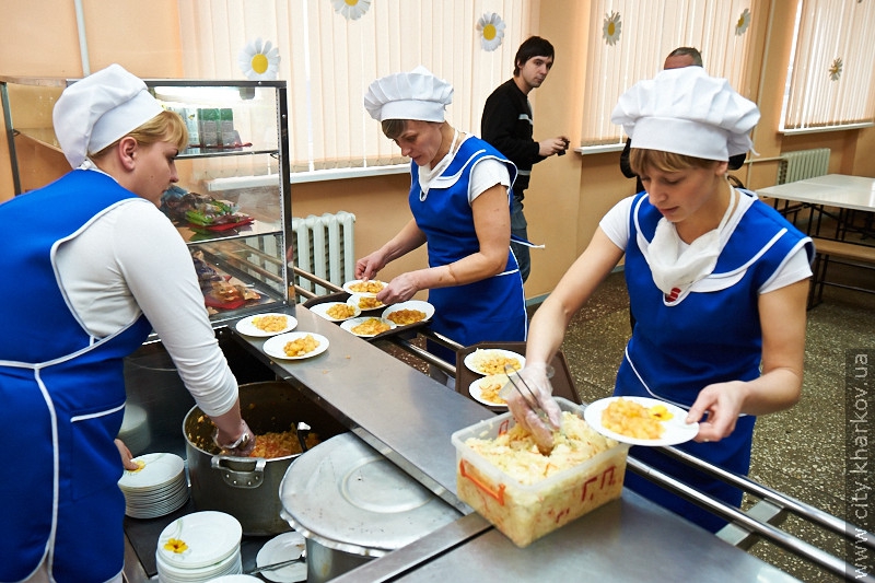 У шкільних їдальнях збільшать порції і буде більше м'ясних страв