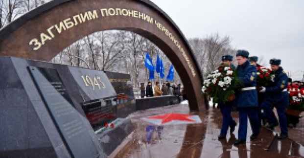 До пам'ятника загиблим червоноармійцям у Пилипівці поклали квіти