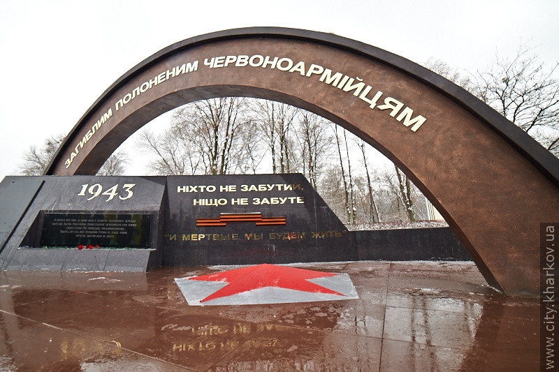 До пам'ятника загиблим червоноармійцям у Пилипівці поклали квіти