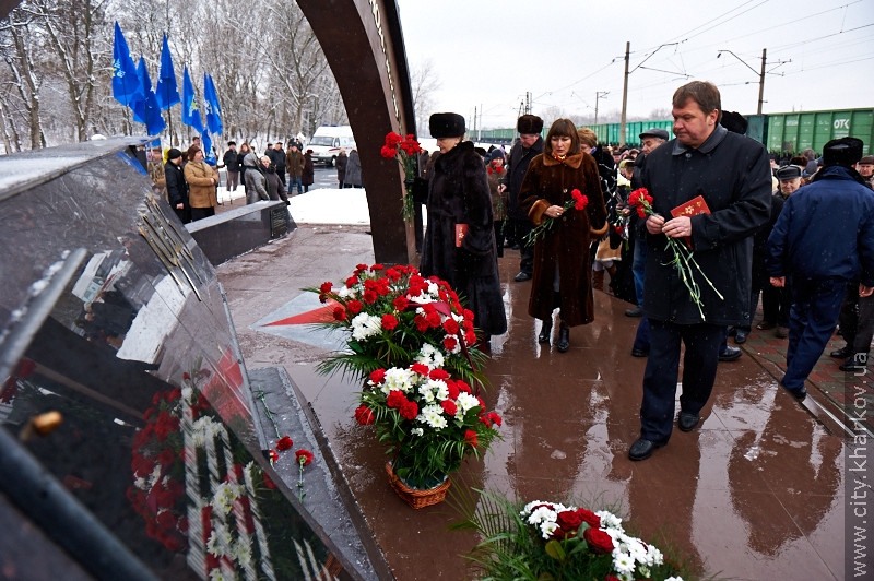 До пам'ятника загиблим червоноармійцям у Пилипівці поклали квіти