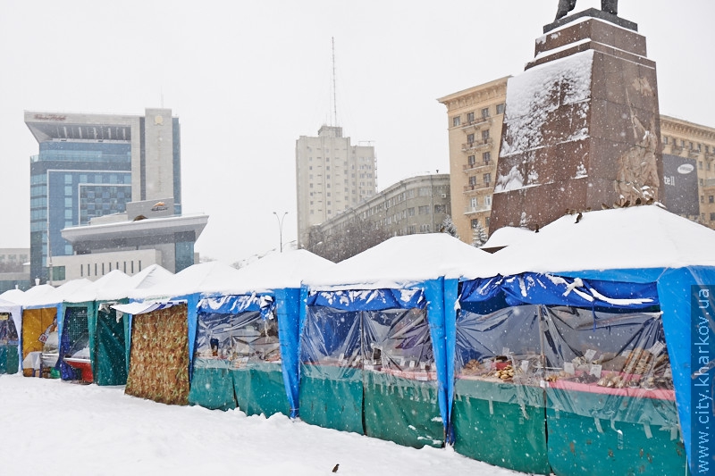 Робота ярмарку на площі Свободи продовжена до початку квітня