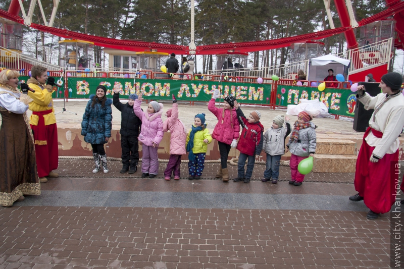 У парку Горького продовжуються масляні гуляння
