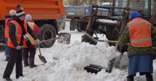 У парках та скверах міста прибирають сніг