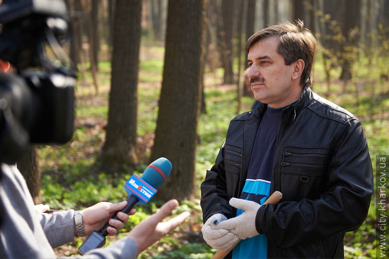 Волонтери допомагають комунальникам у прибиранні міста