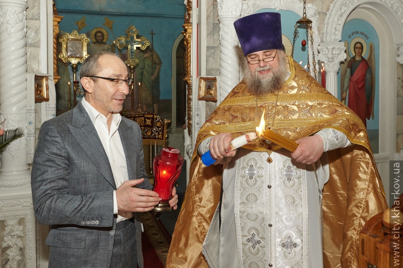 Геннадій Кернес передав Благодатний вогонь харків'янам