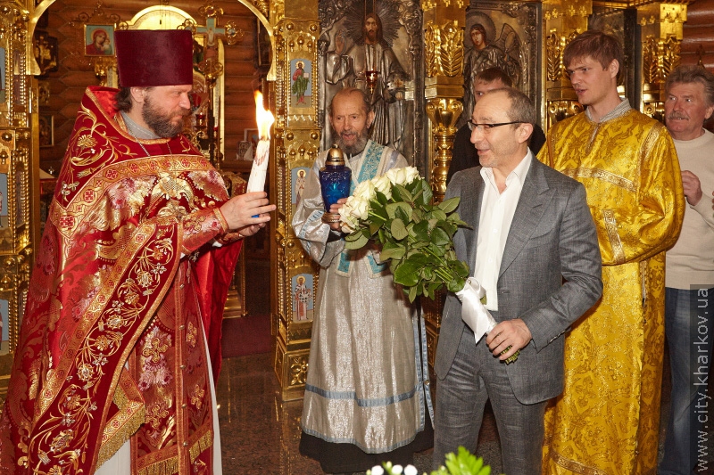 Геннадій Кернес передав Благодатний вогонь харків'янам
