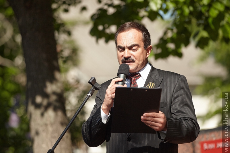 Геннадій Кернес поклав квіти до братської могили у Кулиничах