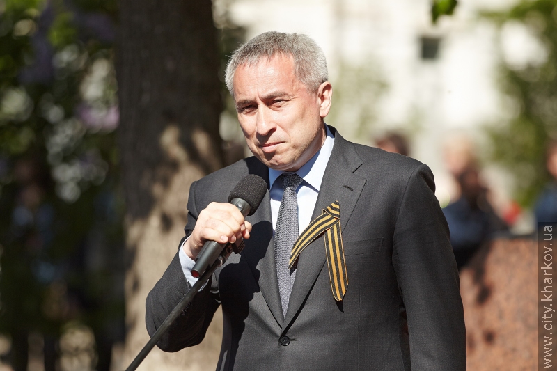 Геннадій Кернес поклав квіти до братської могили у Кулиничах