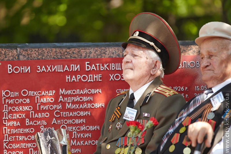 Геннадій Кернес поклав квіти до братської могили у Кулиничах