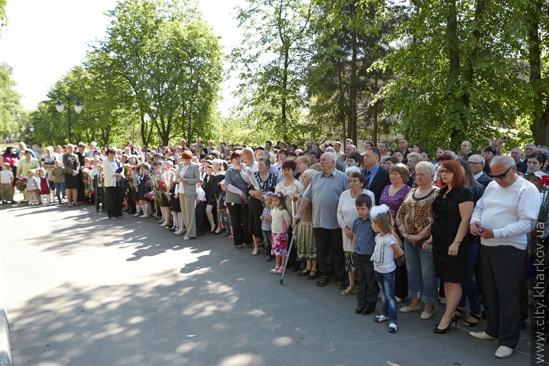 Геннадій Кернес поклав квіти до братської могили у Кулиничах