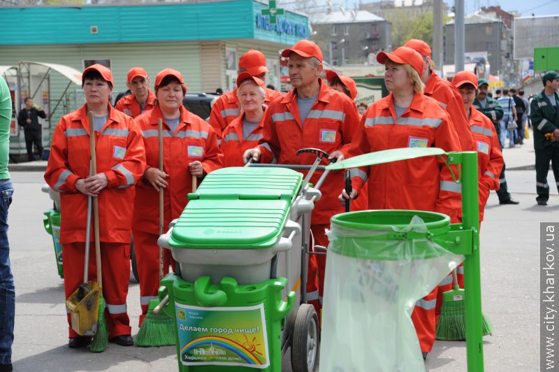 У Харкові почали встановлювати нові урни для сміття