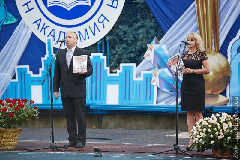 Геннадій Кернес привітав колектив Народної української академії з днем заснування