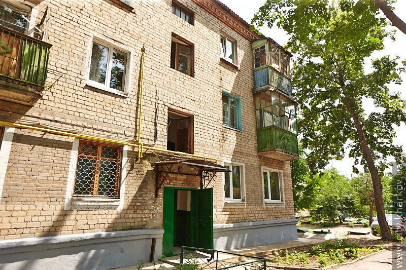 У під'їзді будинку в провулку Забайкальському відновили зруйновані сходи