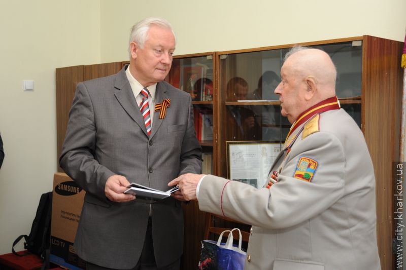 Олександр Кривцов привітав з Днем Перемоги Героя Радянського Союзу Сергія Остащенка