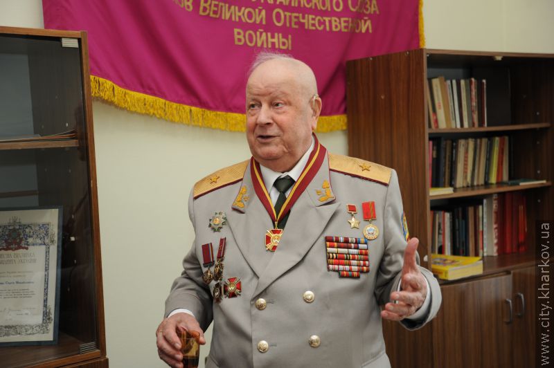 Олександр Кривцов привітав з Днем Перемоги Героя Радянського Союзу Сергія Остащенка