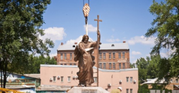 У Харкові почали встановлювати пам'ятник Андрію Первозванному