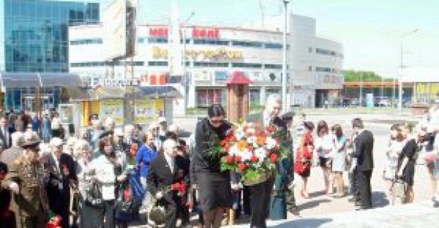 Біля пам'ятника Воїну-визволителю вшанували пам'ять полеглих