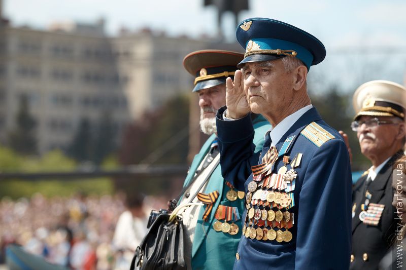 Харківський міський голова Геннадій Кернес привітав ветеранів з Днем Перемоги на площі Свободи