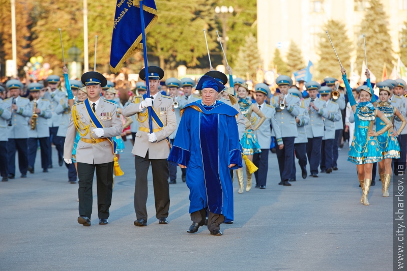 На площі Свободи відбувся парад харківських вишів