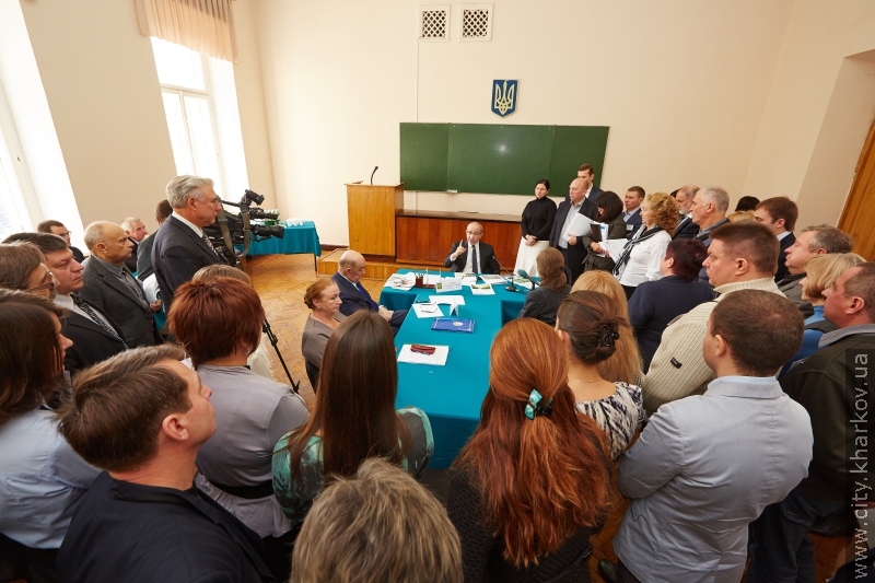 Геннадій Кернес проводить особистий прийом у юракадемії