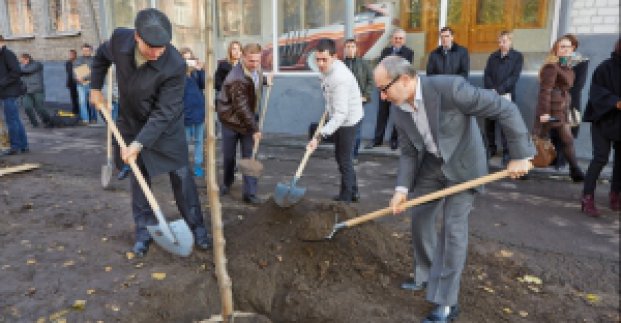 Геннадій Кернес посадив дерева на Чернишевській (фото)