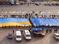 На площі Свободи розгорнули два величезних прапори
