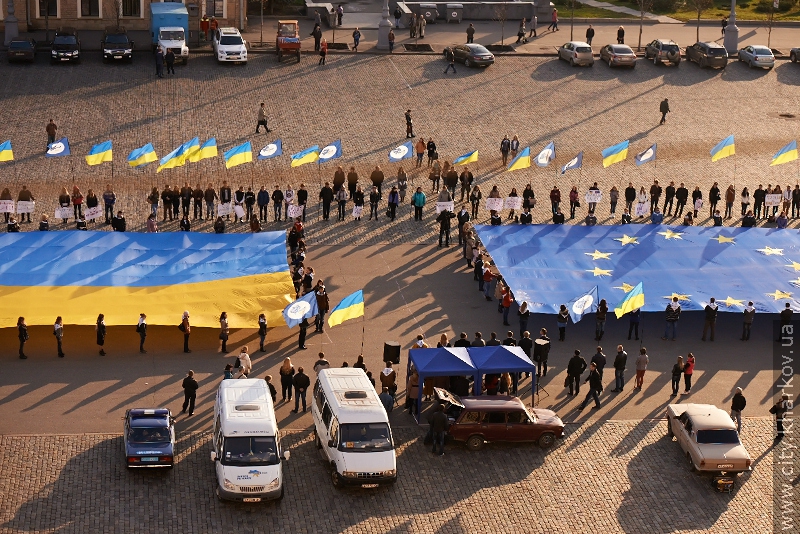 На площі Свободи розгорнули два величезних прапори