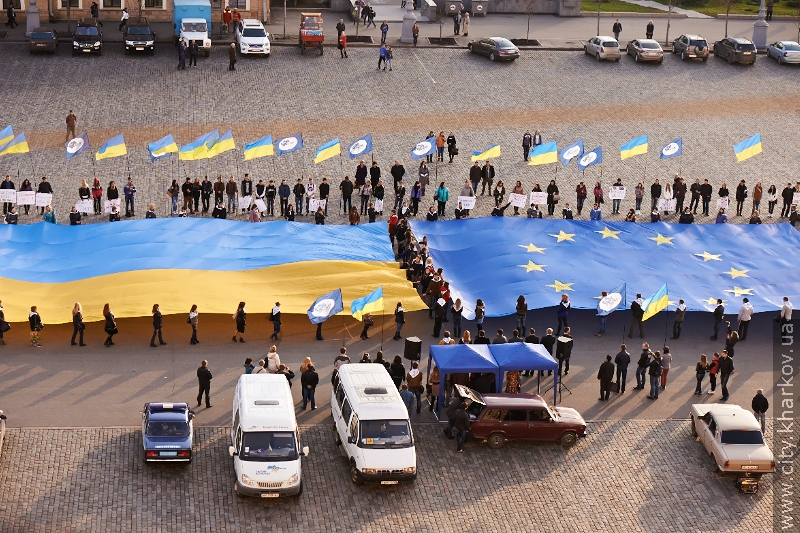 На площі Свободи розгорнули два величезних прапори