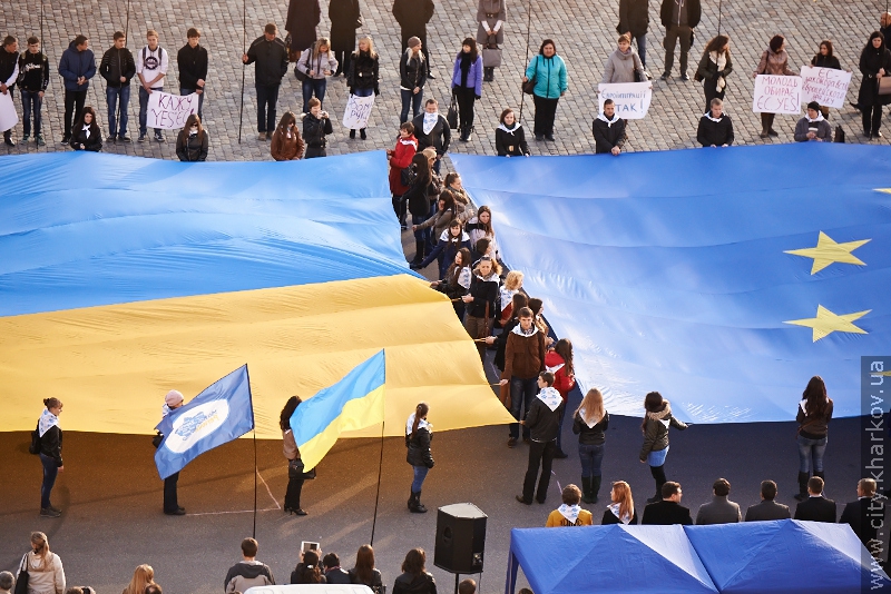 На площі Свободи розгорнули два величезних прапори