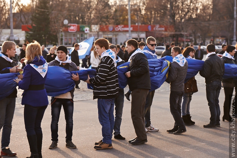 На площі Свободи розгорнули два величезних прапори