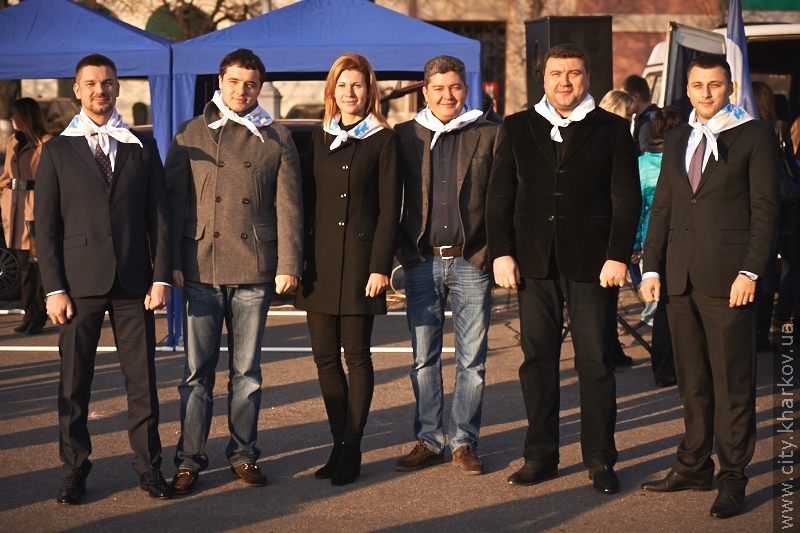 На площі Свободи розгорнули два величезних прапори