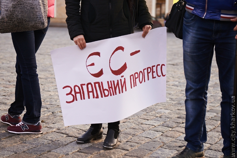 На площі Свободи розгорнули два величезних прапори