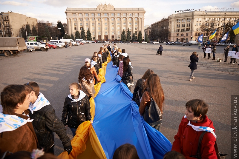 На площі Свободи розгорнули два величезних прапори