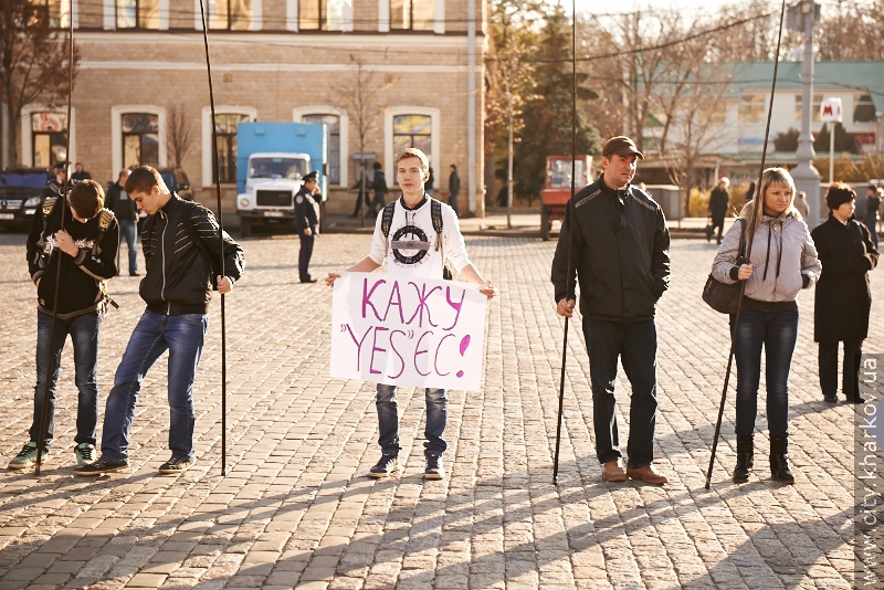 На площі Свободи розгорнули два величезних прапори