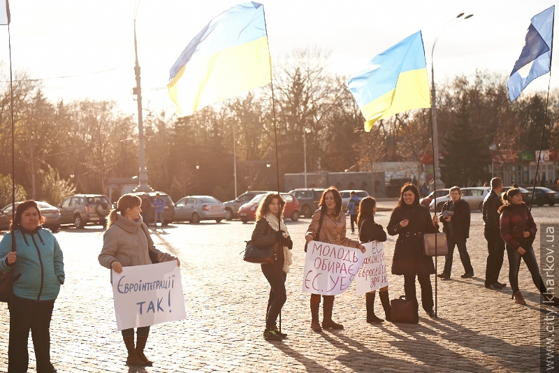 На площі Свободи розгорнули два величезних прапори