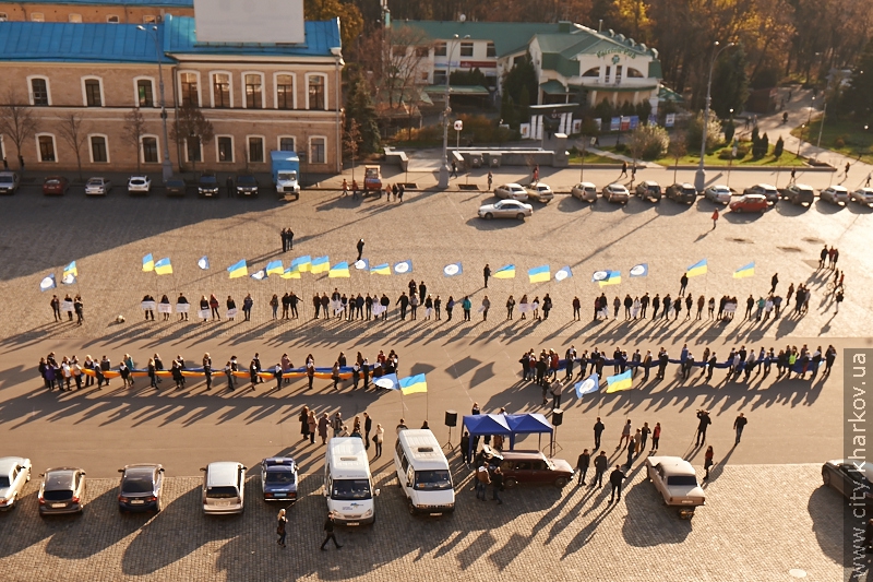 На площі Свободи розгорнули два величезних прапори