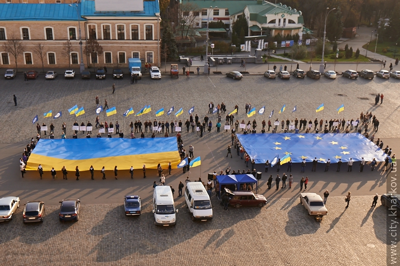 На площі Свободи розгорнули два величезних прапори