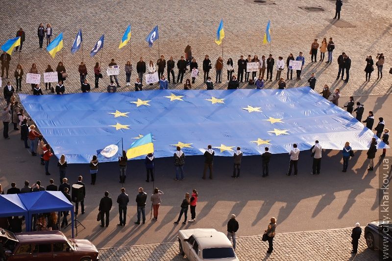 На площі Свободи розгорнули два величезних прапори