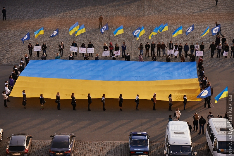 На площі Свободи розгорнули два величезних прапори
