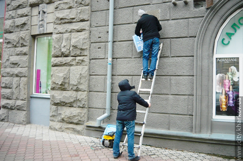 На Павлівській площі встановили нові адресні таблички