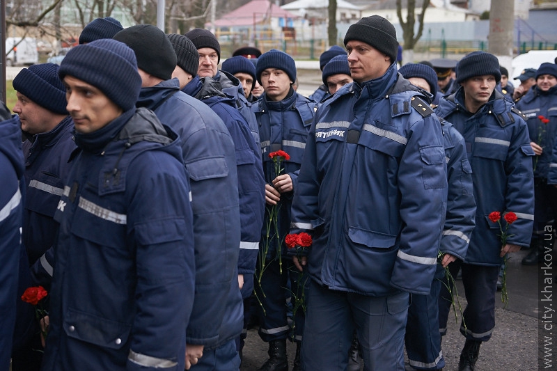 У Харкові встановили меморіальну дошку рятівнику, який загинув у Пісочині