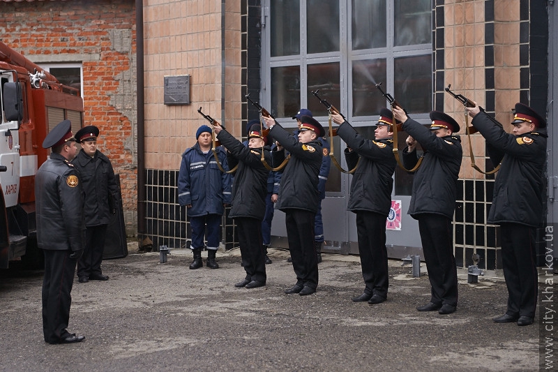 У Харкові встановили меморіальну дошку рятівнику, який загинув у Пісочині