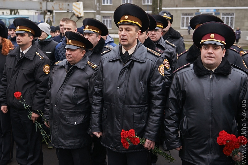 У Харкові встановили меморіальну дошку рятівнику, який загинув у Пісочині