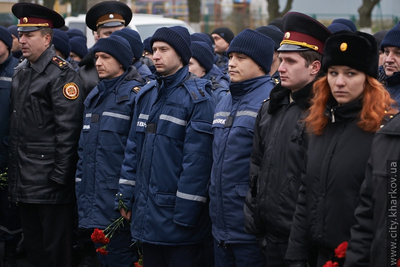 У Харкові встановили меморіальну дошку рятівнику, який загинув у Пісочині