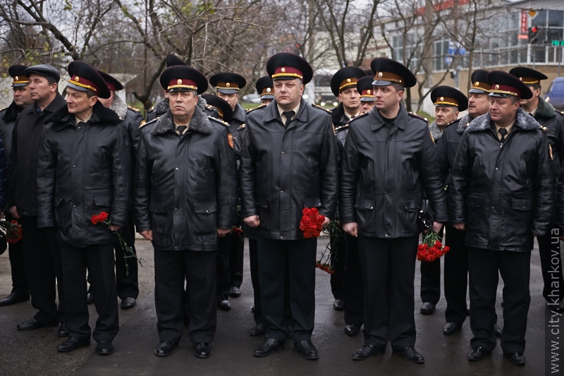 У Харкові встановили меморіальну дошку рятівнику, який загинув у Пісочині