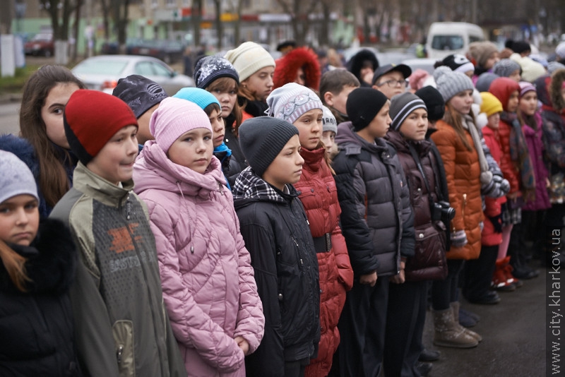 У Харкові встановили меморіальну дошку рятівнику, який загинув у Пісочині