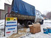 Соціальний патруль у Харкові відігріває бездомних гарячим чаєм та їжею