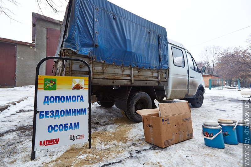 Соціальний патруль у Харкові відігріває бездомних гарячим чаєм та їжею