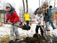 Учасники благодійної акції висадили дерева у парку імені Горького