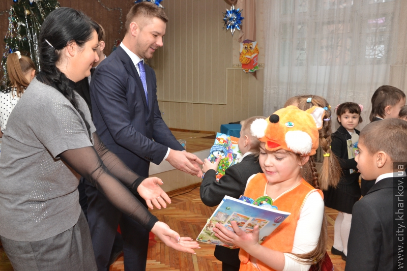 У районах міста проходять передноворічні свята
